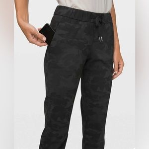 LIKE NEW LULULEMON On The Fly 7/8 Pant Size 10 Incognito Camo Multi Grey